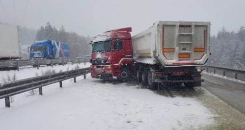 Afyonkarahisar'da karlı hava sürücüleri yolda bıraktı!