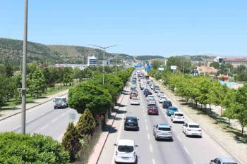 Afyonkarahisar’Da Kavşak Noktalarda Trafik Yoğunluğu

