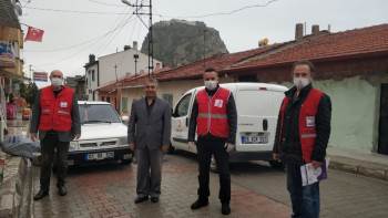 Afyonkarahisar’Da Kızılay Yağmur Çamur Demeden Yardımları Ulaştırıyor
