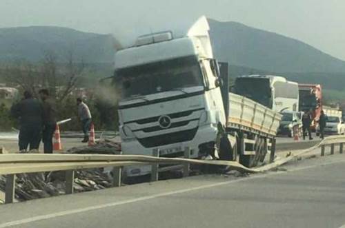 Afyonkarahisar’da kontrolden çıkan tır bariyerlere çarptı: 2 yaralı
