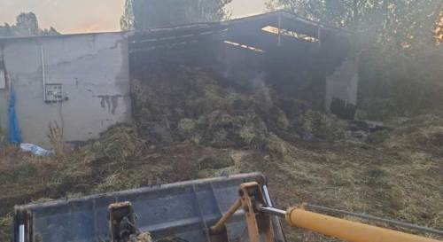 Afyonkarahisar’da korkutan yangın: 3 kamyon saman zarar gördü