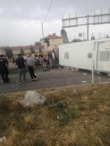 Afyonkarahisar’Da Midibüs Devrildi: 30’A Yakın Yaralı Var
