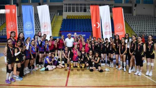 Afyonkarahisar’da mini kızlar voleybol müsabakaları sona erdi