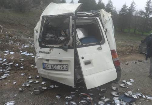 Afyonkarahisar’da minibüs devrildi: 3 kişi yaralandı