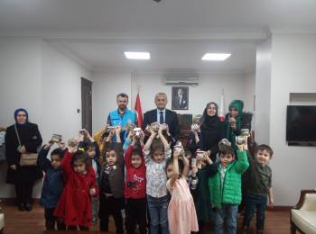 Afyonkarahisar’Da Minikler Kumbaralarını Bağışladı
