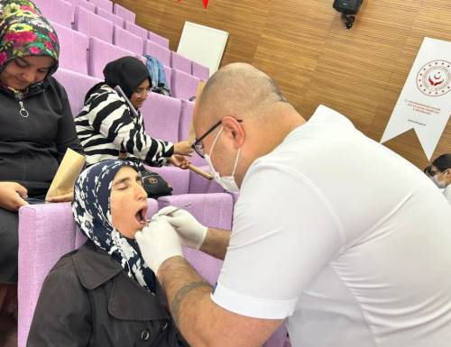 Afyonkarahisar’da otizmli bireyler ve annelerine özel diş taraması