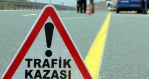 Afyonkarahisar’da otomobil kaldırıma çarptı: 2 yaralı