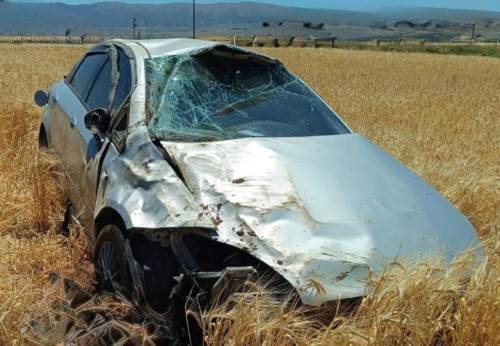 Afyonkarahisar’da otomobil tarım arazisine devrildi: 4 yaralı