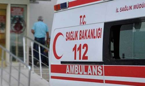 Afyonkarahisar’da otomobil traktöre çarptı: 3 yaralı