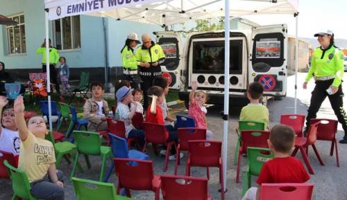 Afyonkarahisar'da polisler 23 Nisan’ı çocuklarla coşkuyla kutladı
