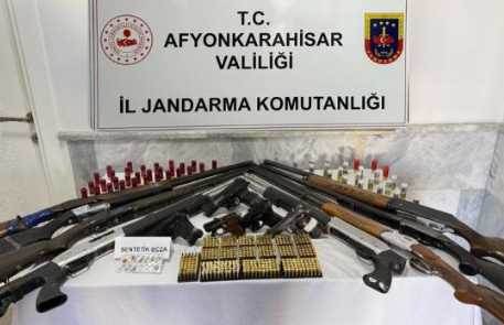 Afyonkarahisar’da ruhsatsız silah ve uyuşturucu operasyonu