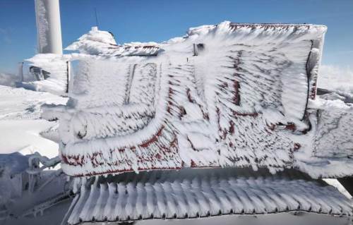 Afyonkarahisar’da rüzgâr türbinlerine ulaşmak için 4 metrelik kar aşıldı