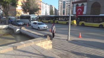 Afyonkarahisar’Da Saatler 09.05’İ Gösterdiğinde Adeta Hayat Durdu
