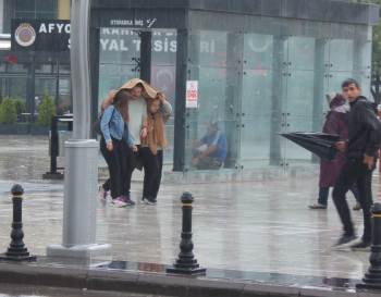 Afyonkarahisar’Da Sağanak Yağış Etkili Oldu
