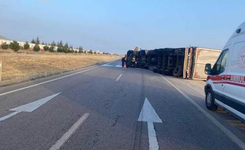 Afyonkarahisar’da saman yüklü tır devrildi: Facia kıl payı atlatıldı
