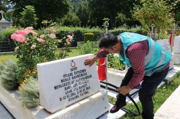 Afyonkarahisar’Da Şehitliklerin Bakımını Hükümlü Ve Yükümlüler Yaptı
