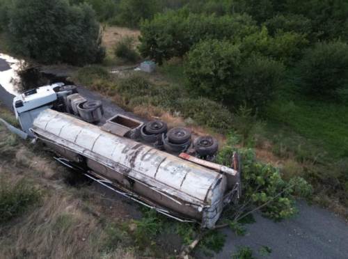 Afyonkarahisar’da sıcak asfalt yüklü tır devrildi