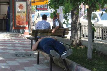 Afyonkarahisar’Da Sıcaklıklar 30 Derecelerin Üzerine Çıktı
