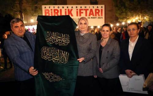 Afyonkarahisar'da tarihi camide mimber örtüsü yenilendi