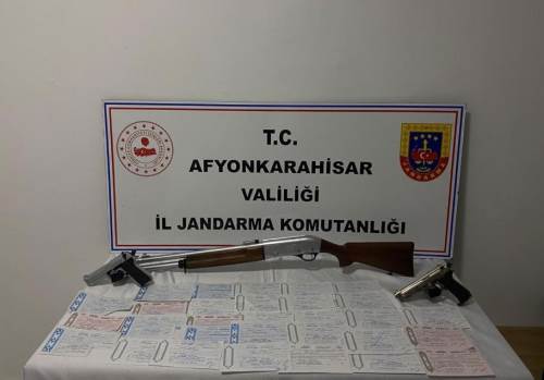 Afyonkarahisar'da tefecilik operasyonu: Evlerden senet ve tabanca çıktı