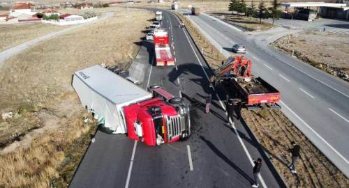 Afyonkarahisar’da tır devrildi: 20 ton meyve yola saçıldı