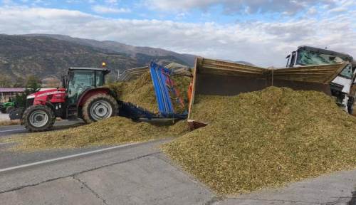 Afyonkarahisar’da tır ile traktör çarpıştı: 2 yaralı