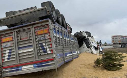 Afyonkarahisar’da tır kazası: 25 tonluk büyük ziyan!