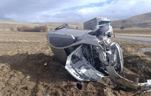 Afyonkarahisar’da tırla çarpışan otomobilde 5 kişi yaralandı