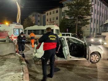 Afyonkarahisar’Da Trafik Kazası: 3 Yaralı
