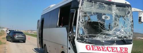 Afyonkarahisar’da trafik kazası: 3 yolcu hastanelik oldu