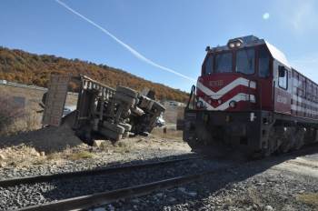 Afyonkarahisar’Da Tren Hafriyat Kamyonuna Çarptı: 1 Yaralı
