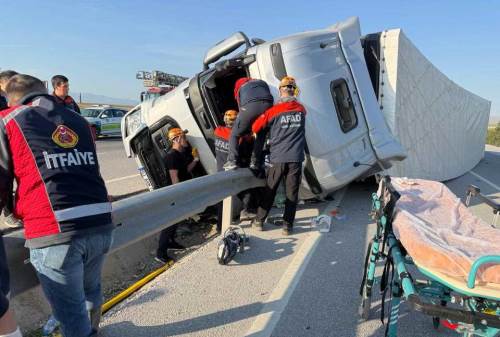 Afyonkarahisar’da Vestel tırı devrildi: 2 yaralı