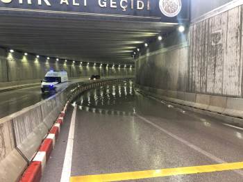 Afyonkarahisar’da Yağmurdan Alt Geçit Kapandı, Belediye 1 Saat Müdahale Edemedi