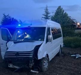 Afyonkarahisar’da yolcu minibüsü devrildi: 6 yaralı