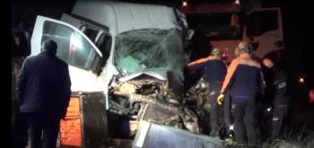 Afyonkarahisar’Da Yolcu Otobüsü İle Kamyonet Çarpıştı: 1 Ölü, 5 Yaralı
