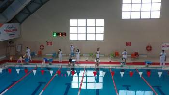 Afyonkarahisar’Da Yüzme Müsabakaları Başladı
