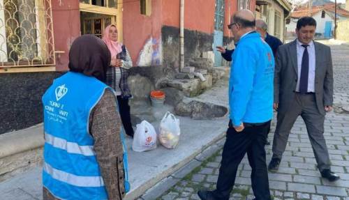 Afyonkarahisar'daki ailelere gıda kolisi yardımı