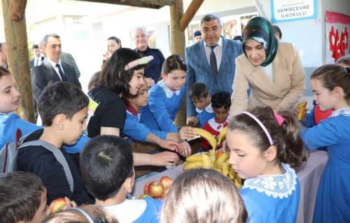 Afyonkarahisar’daki proje hizmete girdi: Öğrencilere meyve desteği