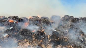 Afyonkarahisar’daki Yangına 20 İtfaiye Aracı Müdahale Ediyor