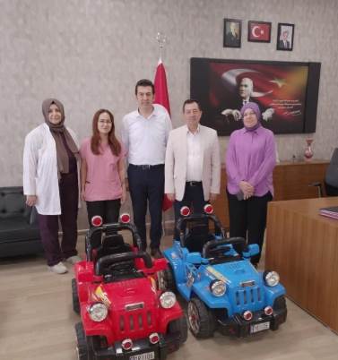 Afyonkarahisar Devlet Hastanesi’ne çocuklar için akülü araç desteği