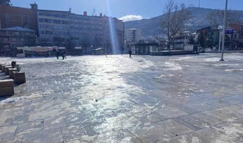 Afyonkarahisar dondu: Çeşmeler ve süs havuzları buz tuttu