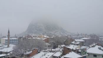 Afyonkarahisar Güne Kar İle Uyandı
