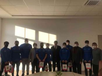 Afyonkarahisar İl Milli Eğitim Müdürü Metin Yalçın, Başarılı Güreşçileri Ödüllendirdi
