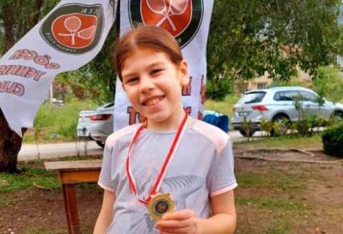 Afyonkarahisar’ın genç tenisçisi Hafsa Zehra Çınar’dan büyük başarı