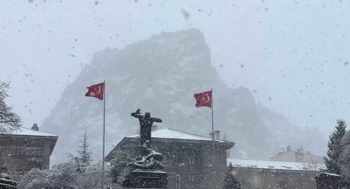 Afyonkarahisar’ın gözdesi Karahisar Kalesi karlar altında kaldı