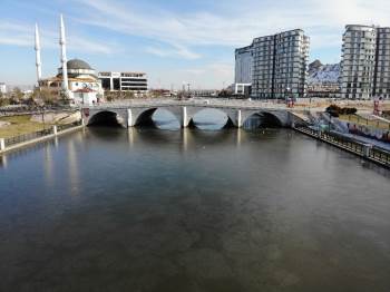 Afyonkarahisar’In Simgesi Akarçay Dondu
