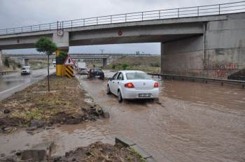 Afyonkarahisar-İzmir Karayolunda Biriken Su Uzun Araç Kuyrukları Oluşturdu
