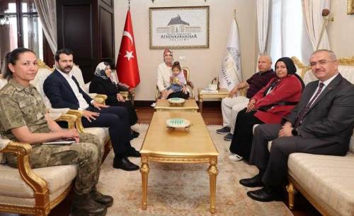 Afyonkarahisar Valisi, şehit ailesini makamında ağırladı