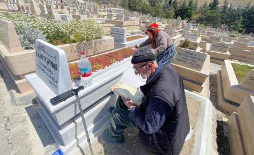 Afyonkarahisar Valisi'nden yaşlı çifte duygulandıran yardım