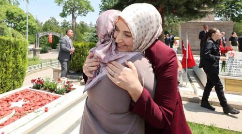 Afyonkarahisar Valisi Yiğitbaşı’ndan şehitlik ziyareti